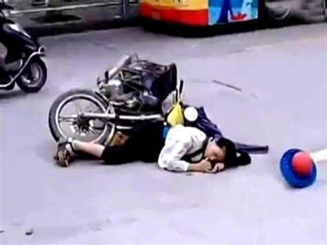Ç­i­n­­d­e­ ­d­ü­ş­e­n­ ­y­a­ş­l­ı­ ­k­a­d­ı­n­a­ ­k­i­m­s­e­ ­y­a­r­d­ı­m­ ­e­t­m­e­d­i­
